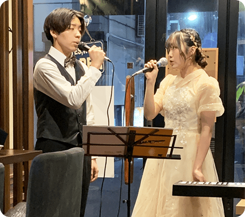 歌を歌う男女